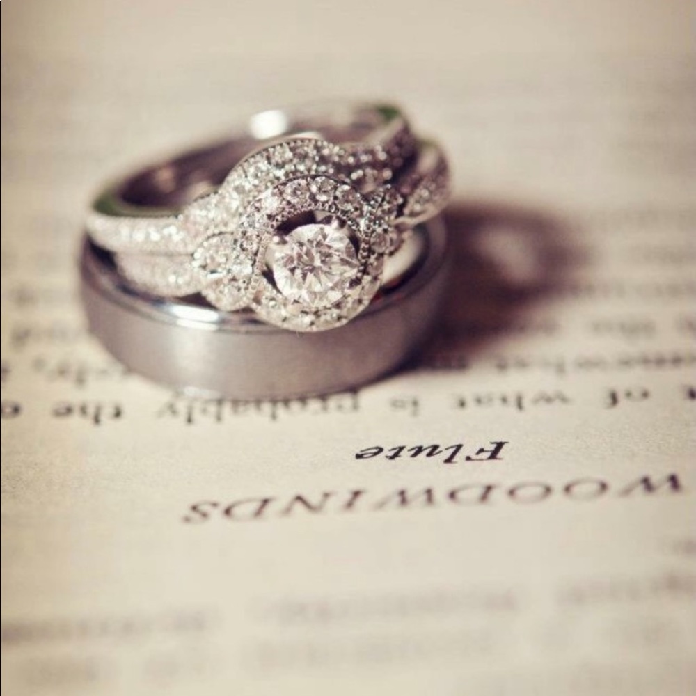 Selling a Fred Meyer wedding set. Absolutely beautiful. Size 5 7/8.